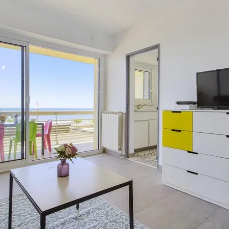 Flat W Balcony Facing The Ocean - - Welkeys * Ανγκλέ